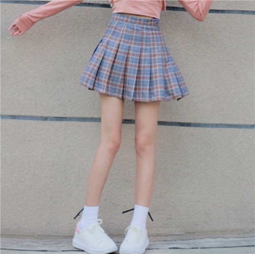 sugaryxangel:pleated skirt thinspo