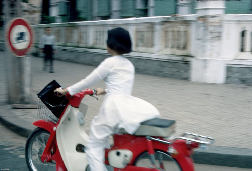 old-vietnam:Saigon, 1967, Góc Nguyễn Du - Tự Do. Photo by HG...