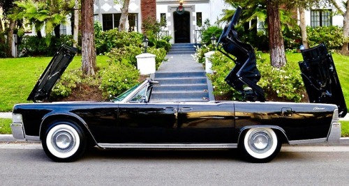 crazyforcars:1965 Lincoln Continental convertible.  First year...