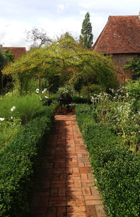 dearestvita:Sissinghurst Castle Garden