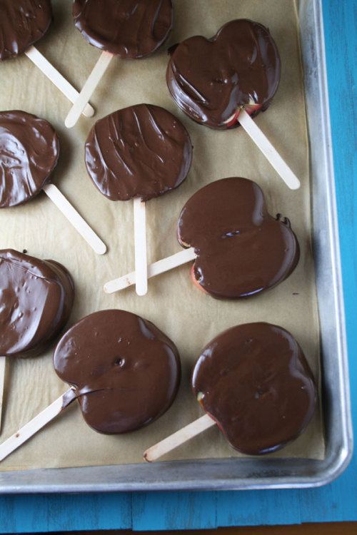 sweetoothgirl:Chocolate Turtle Apple Slices