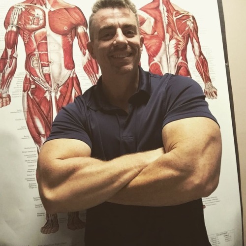 ihulkout:At the office #boldbodywork #liftingmotivation...