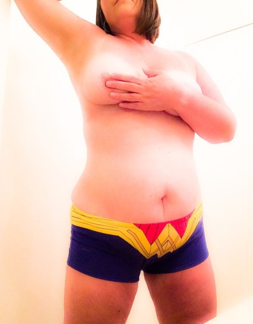 vanillaraisins:Wonder Woman selfies of the day 6/9LOVE!