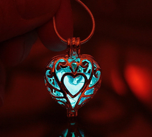 phantasmagoricperdition:whimsy-cat:Glow in the dark jewelry...