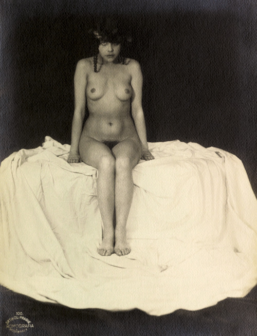 rivesveronique:
“  Frantisek Drtikol  Sitting Nude; 1930 circa
”