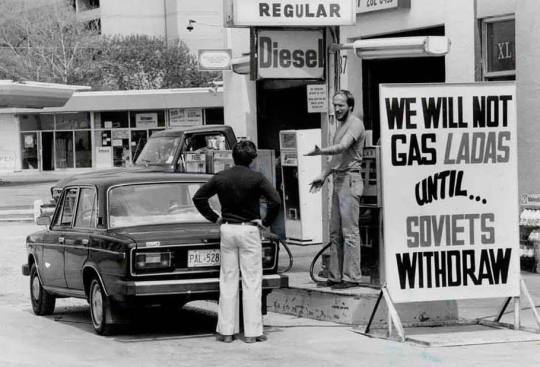 Водителю "Лады" отказывают в бензине по причине ввода советских войск в Афганистан. Торонто, 1984