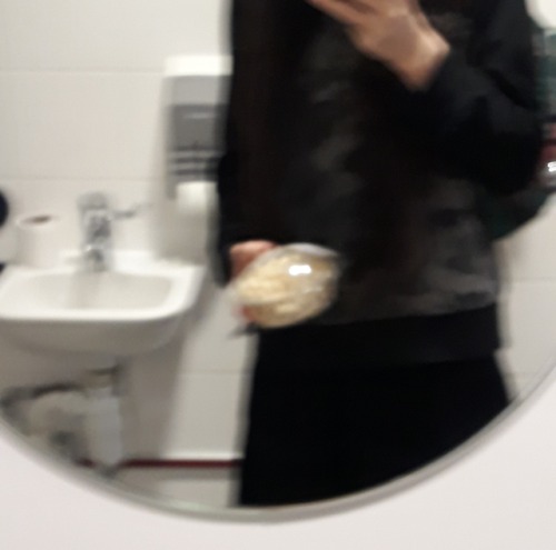 tuna mayo pasta incident in the bathroom and i look like a witch...