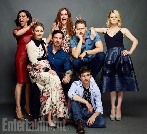 juicecupswanqueen:Cast photo! They ALL look great. Jen still...