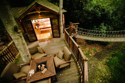 treehauslove:<br /><br />The Pure Package Treehouse. A luxury retreat for adults and children. The kitchenette area is used by the gourmet meals company and sometimes it also serves as a nice place for the cooking lessons. The treehouse has a zip wire and several rope bridges making it a fun adventure for the little ones. Located in Surrey, England.  