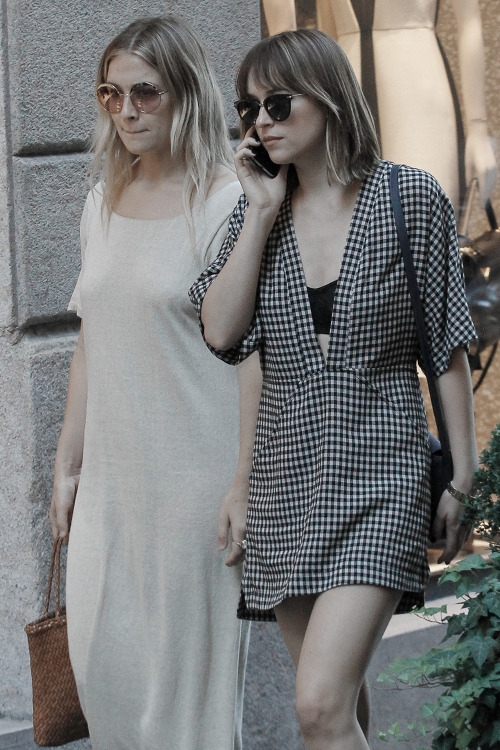 dakotajnews:September, 25: Dakota Johnson shopping in Milan...