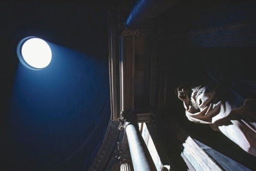 dolm:Italy. Rome. 1984. Inside the Pantheon. Thomas Hoepker.