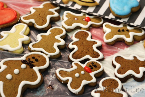 Christmas mustache cookies!Gingerbread + sugar cokiesmakes 100...