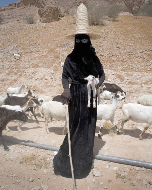 blackoutravendeathsdoor:jakobhetzer:Goat herder in Hadhramaut,...