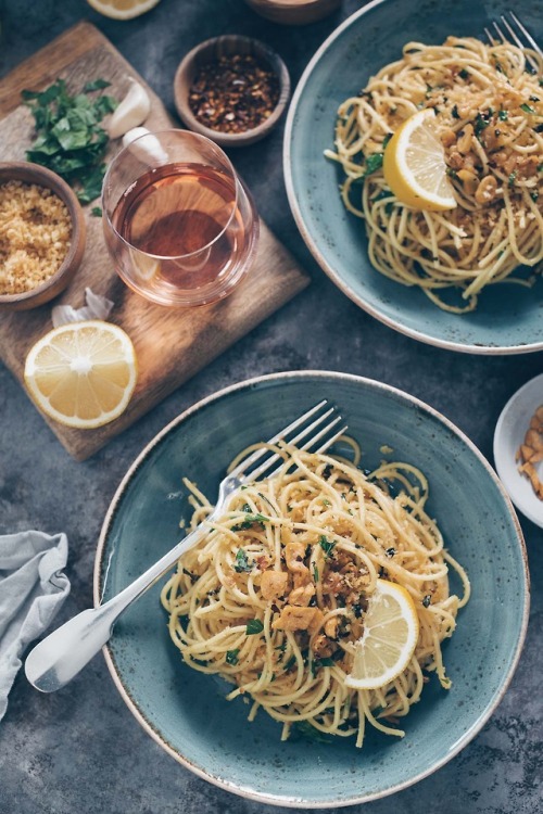 daily-deliciousness:Spaghetti with toasted garlic breadcrumbs...