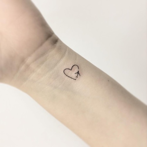 tattoos-org:Tiny Heart TattooArtist: 横山 Kristie Yuka 23 -...