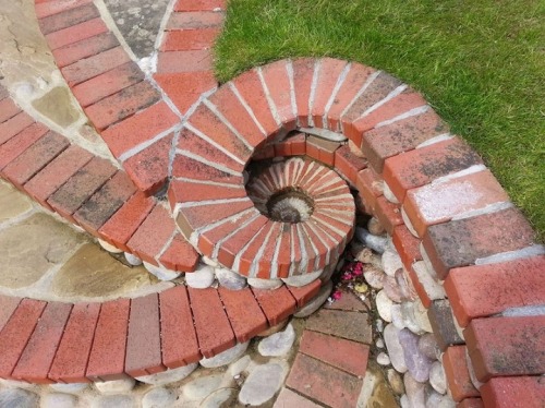 jedavu:Bricklayer Transforms Stone into Hypnotically Detailed...