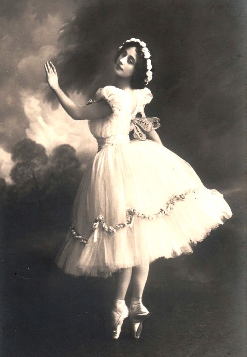 carolathhabsburg:Anna Pavlova. Early 1910s.