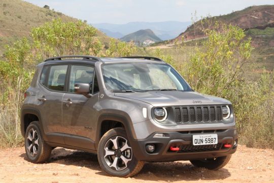 Jeep Renegade Trailhawk 4x4 na cor cinza em cenario off-road com montanhas ao fundo