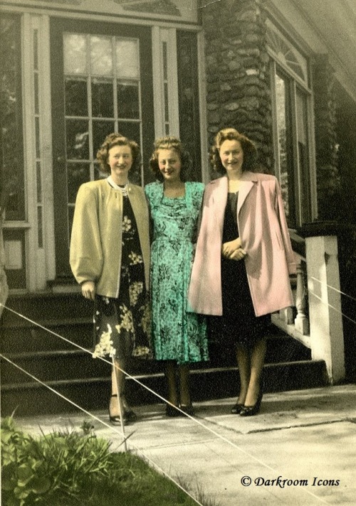 vintagepatternwarehouse:1940’s Vintage Photo shows lovely...