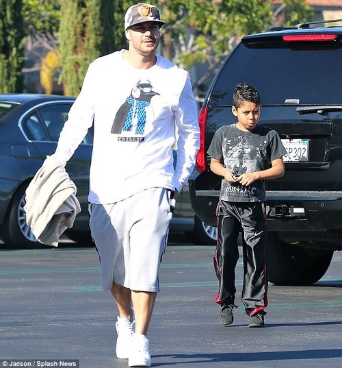 Kevin Federline World • Kevin Federline out with son Kaleb