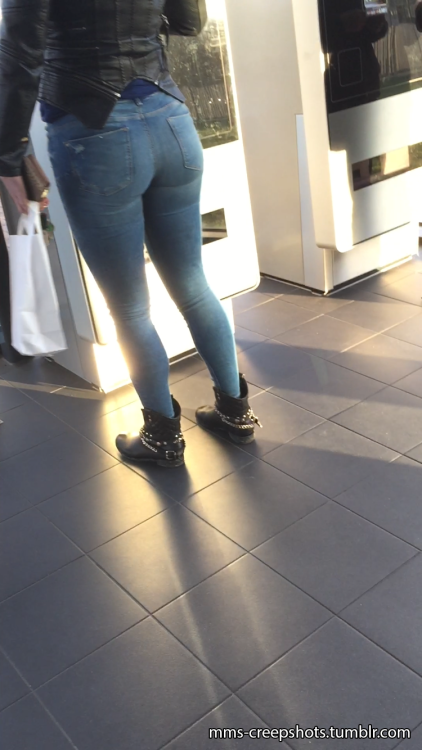 mms-creepshots:Nice sexy ass in skinny jeans <3