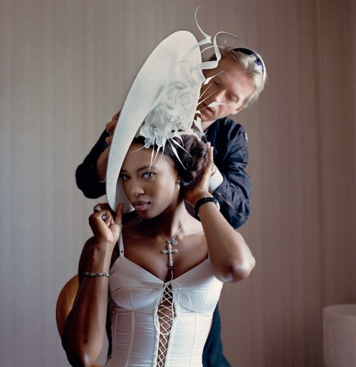 sendommager:Philip Treacy assisting Naomi Campbell with her...