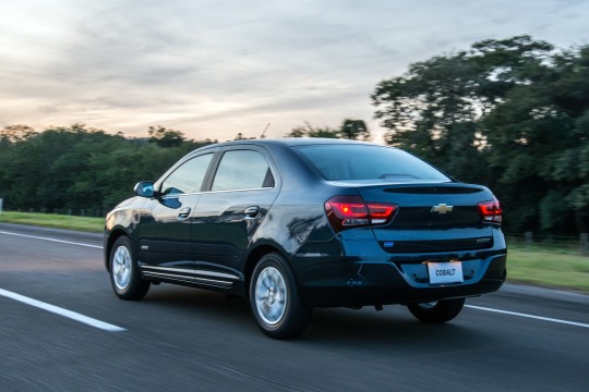 Traseira do Chevrolet Cobalt azul na estrada