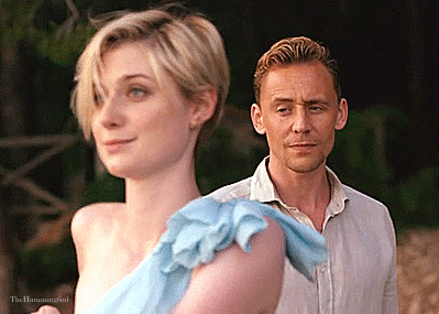 Petit aparté entre Tom Hiddleston et Elizabeth Debicki dans The Night Manager