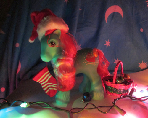 heckyeahponyscans:A Holly Jolly ContestHappy holidays to all...