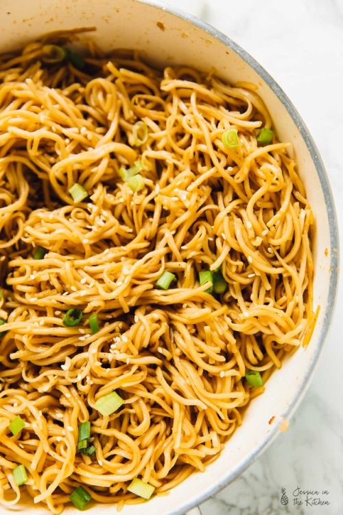 deliciousvegetarianfoods:(via 15 Minute Sesame Noodles with...