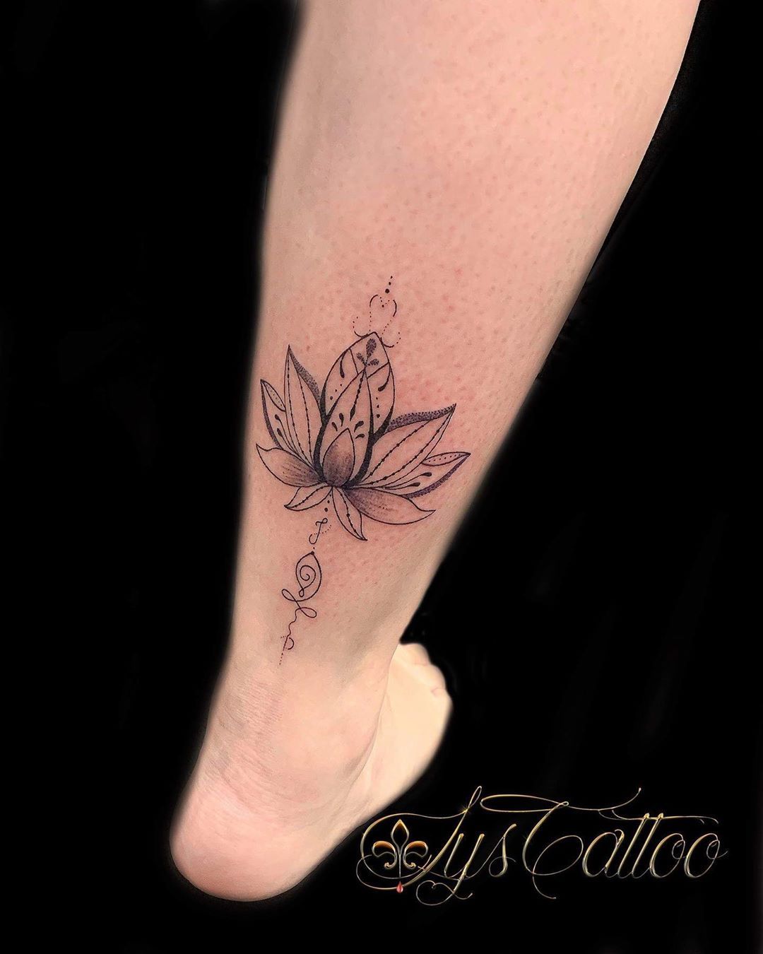 Lys Tattoo Tatouage Fleur De Lotus Lettrage Elfique Par