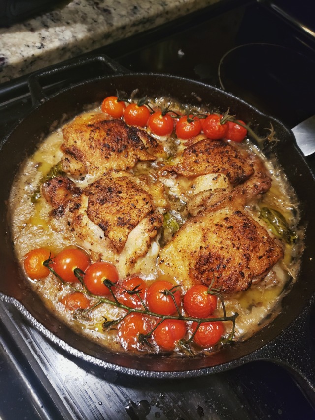 photographie. | pan chicken with cherry tomatoes, mushrooms,...