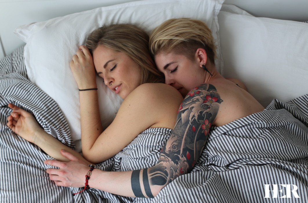 Лесбиянки в кровати развлекаются