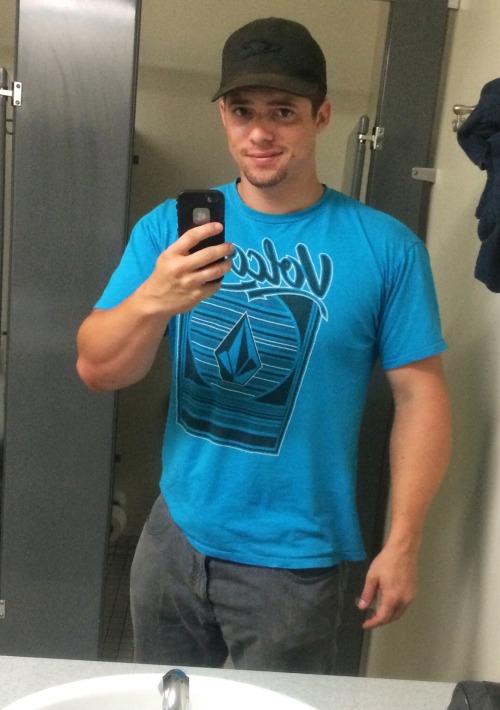 straightdudesexting:Hung straight hunkThis is my type of...