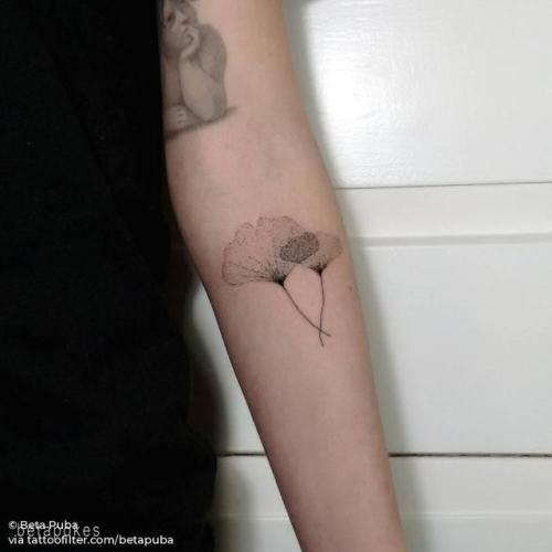 By Beta Puba, done in Berlin. http://ttoo.co/p/31921 betapuba;ginkgo leaf;small;dotwork;leaf;hand poked;facebook;nature;blackwork;twitter;inner forearm