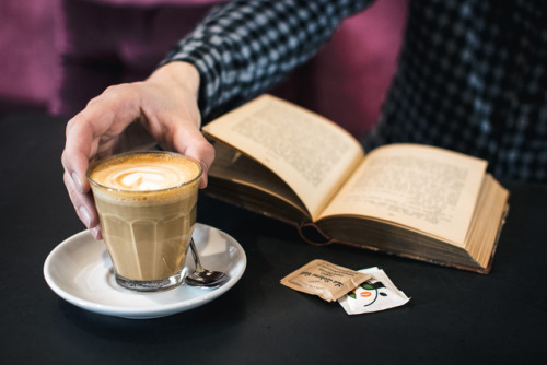 baristacoffee:Who of you sniffs books? 