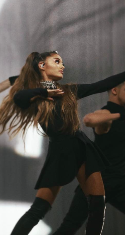 thehoneymoontourpics:“not a dab”