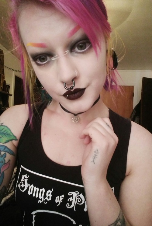 pink eyebrows on Tumblr