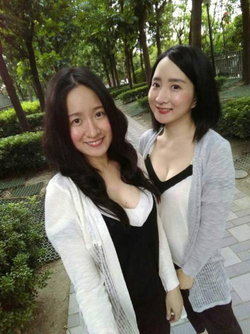 maturechinesewomen:双胞胎轻熟女，脸蛋长得甜美，身材好，胸又大，是一对极品