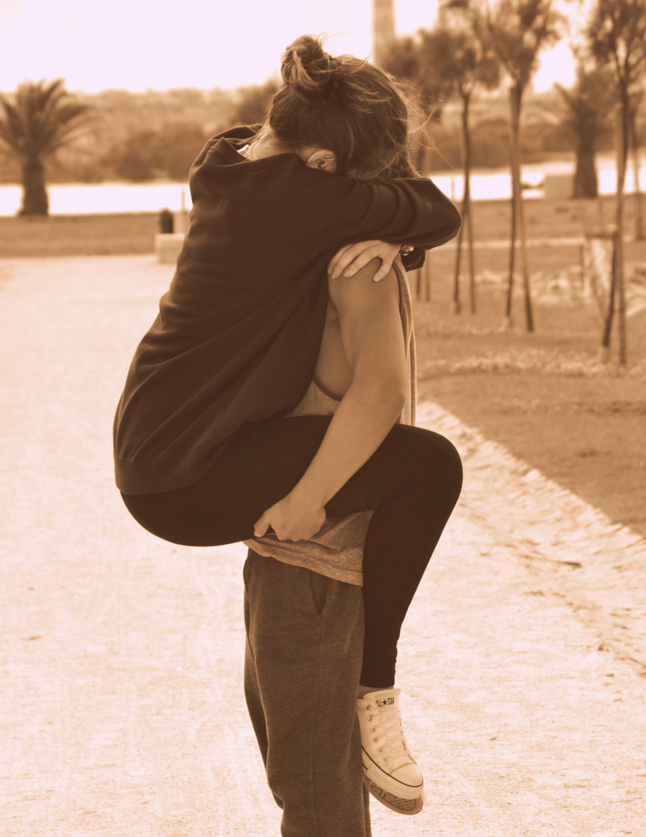 Фото девушка обнимает парня без лица