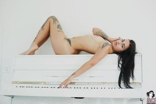 suicideartgirls:Illusion