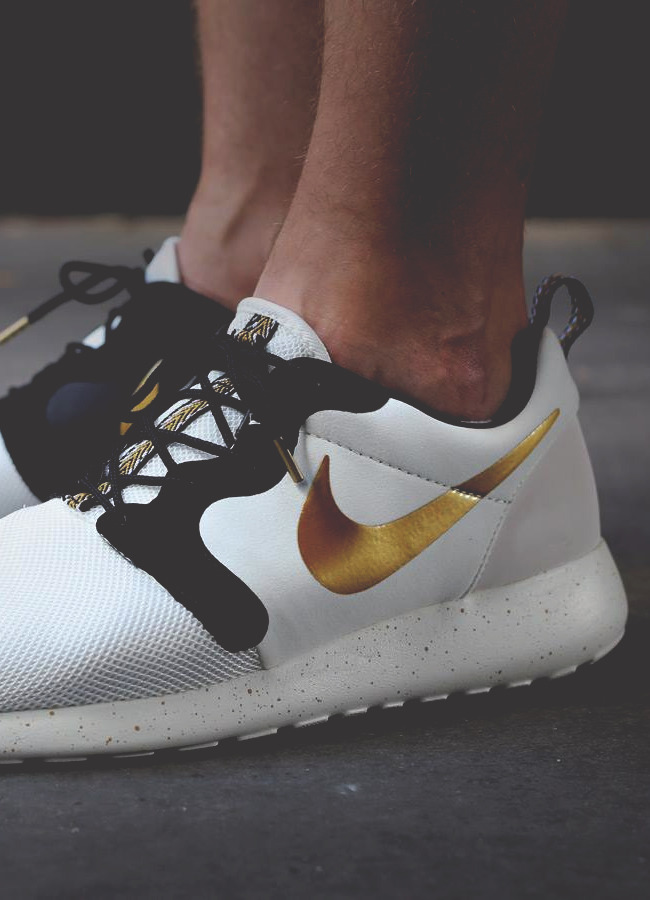 nike roshe run hyperfuse gold trophy for sale