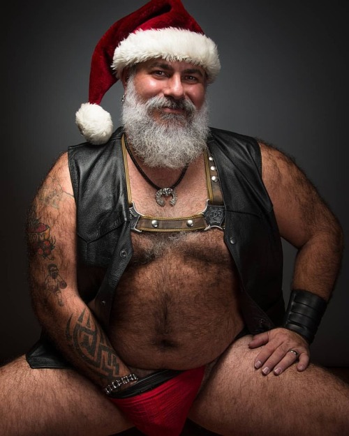 Wanna come sit on Santa’s lap?#leatherbear #leathersanta...