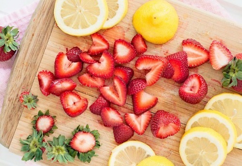 Masque facial peau grasse fraise, citron