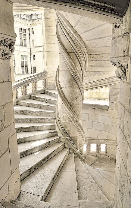 nature-and-culture:Escaliers du Chateau de Chambord/France.