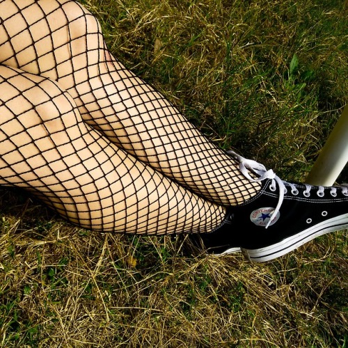ootdshare black converse black hi tops fishnets