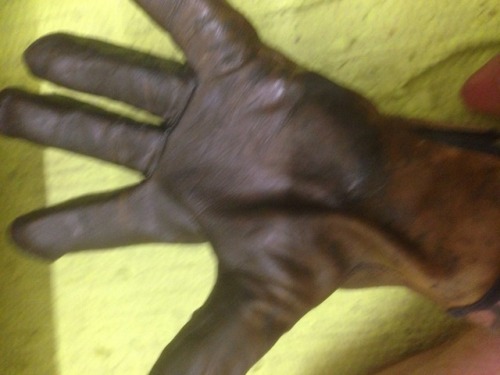 tradierob:Who doesn’t love a good greasy glove wank ;)