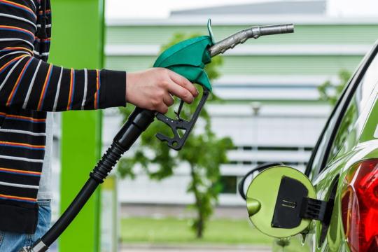 Pessoa no momento de abastecer seu carro com o etanol no posto de combustíveis