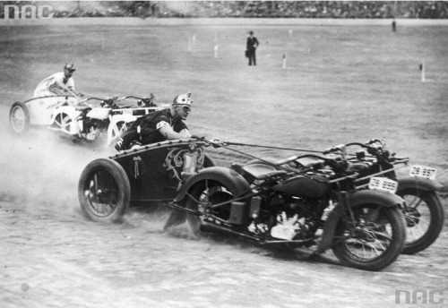 Australian policemen racing in motorcycle chariots (1936) Check this blog!