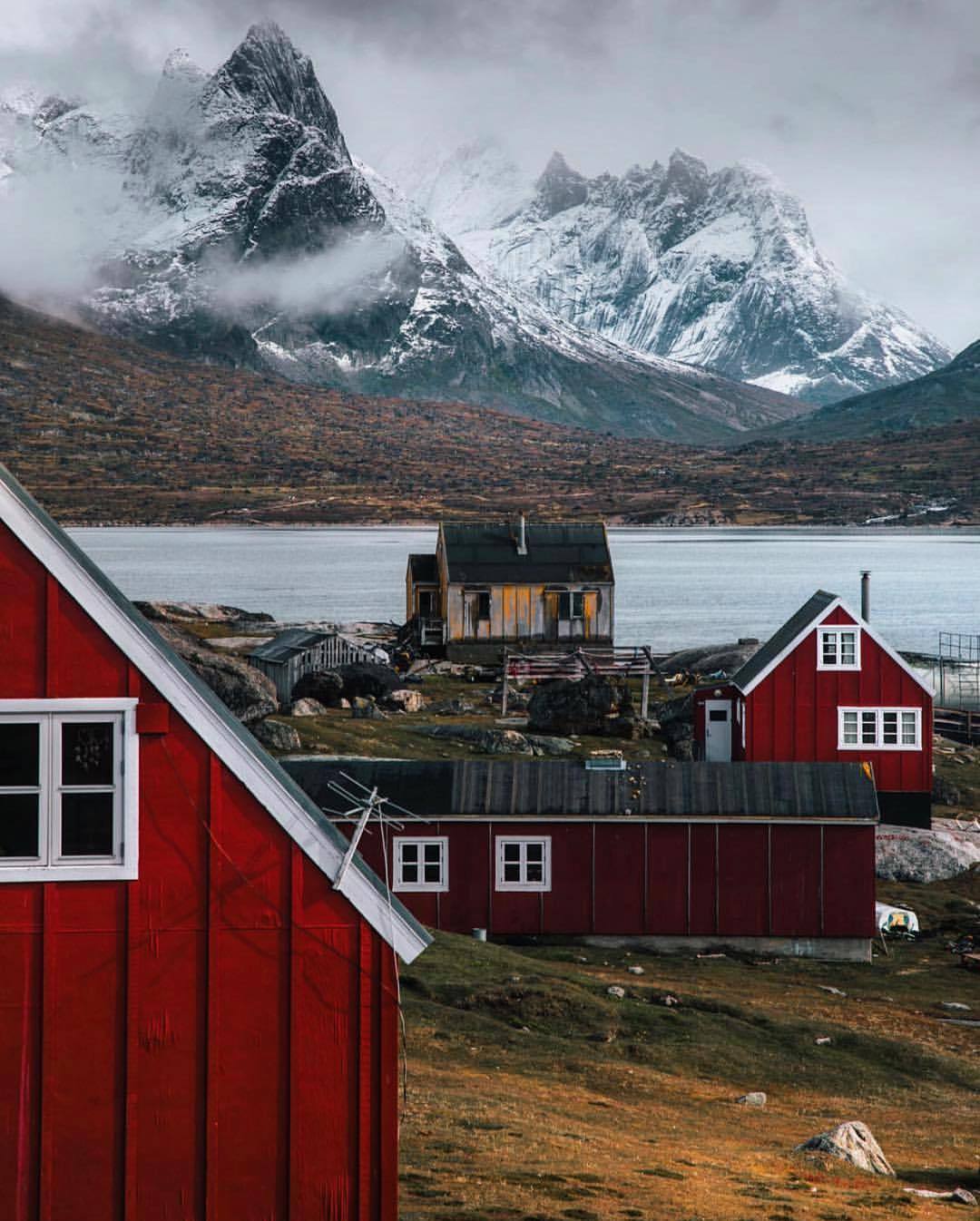 Гренландия горный. Гренландия. Горы Гренландии. Дома в Гренландии. Гренландия деревня.